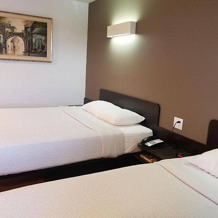 Joys Inn Innisfail, Ab Екстериор снимка