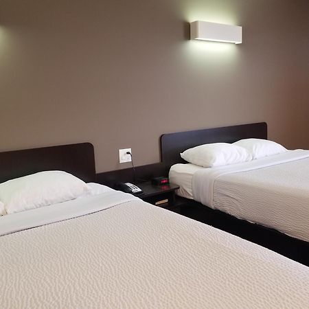 Joys Inn Innisfail, Ab Екстериор снимка