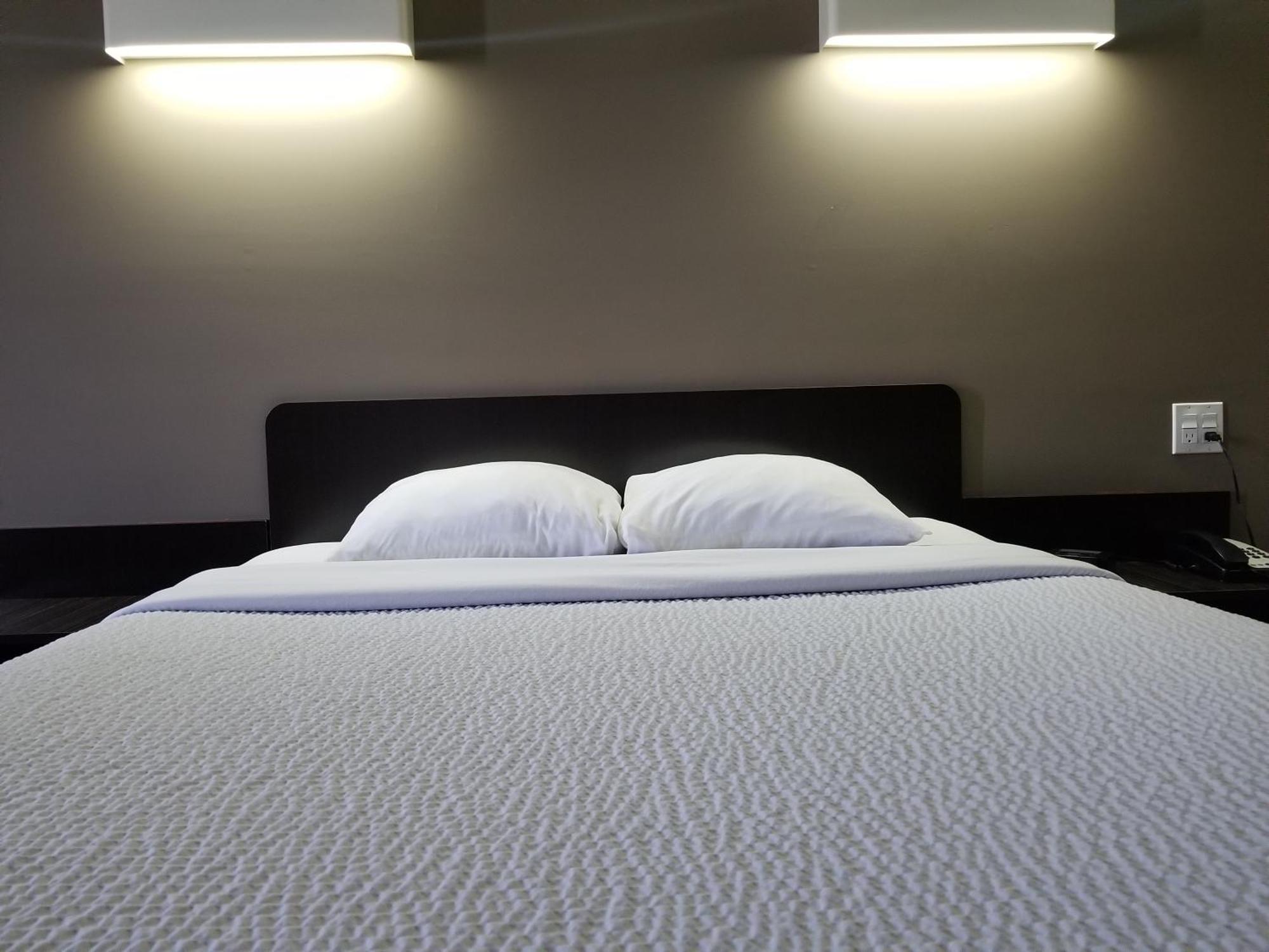 Joys Inn Innisfail, Ab Екстериор снимка