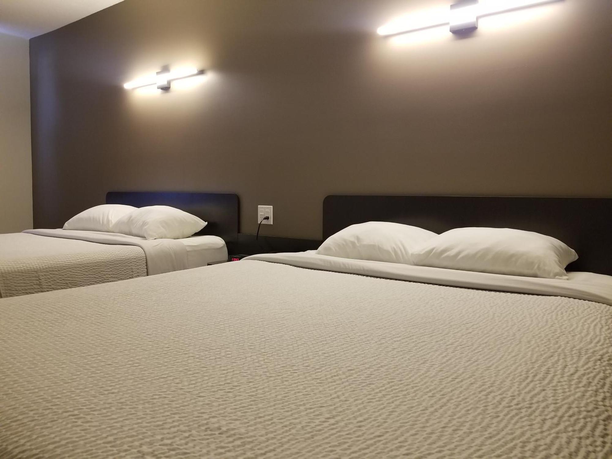 Joys Inn Innisfail, Ab Екстериор снимка