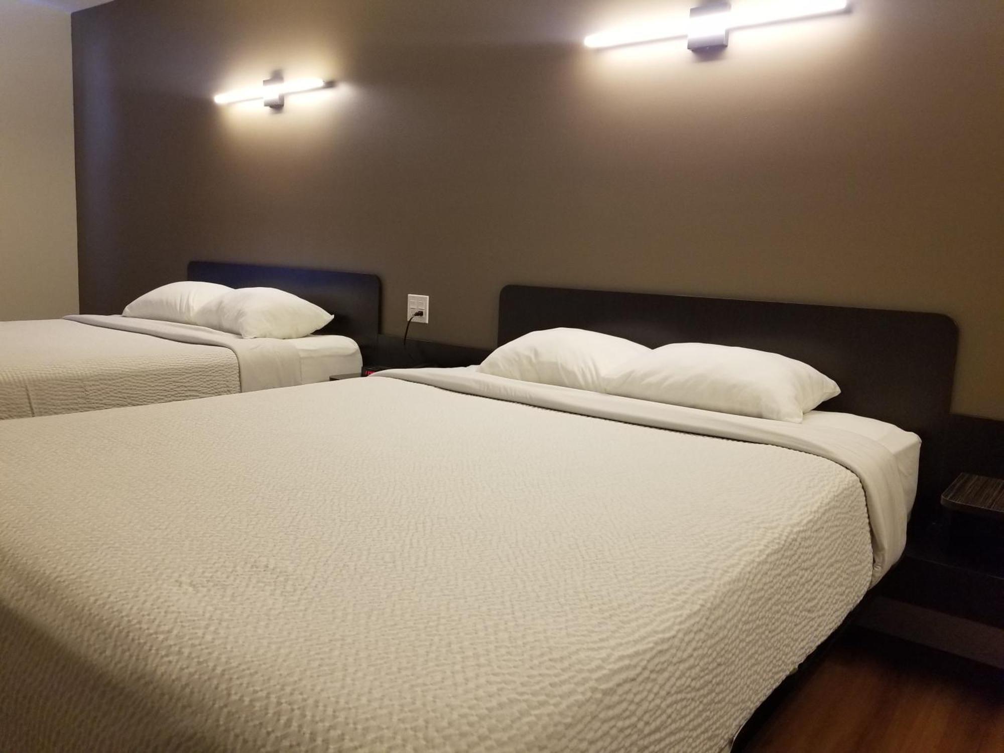 Joys Inn Innisfail, Ab Екстериор снимка