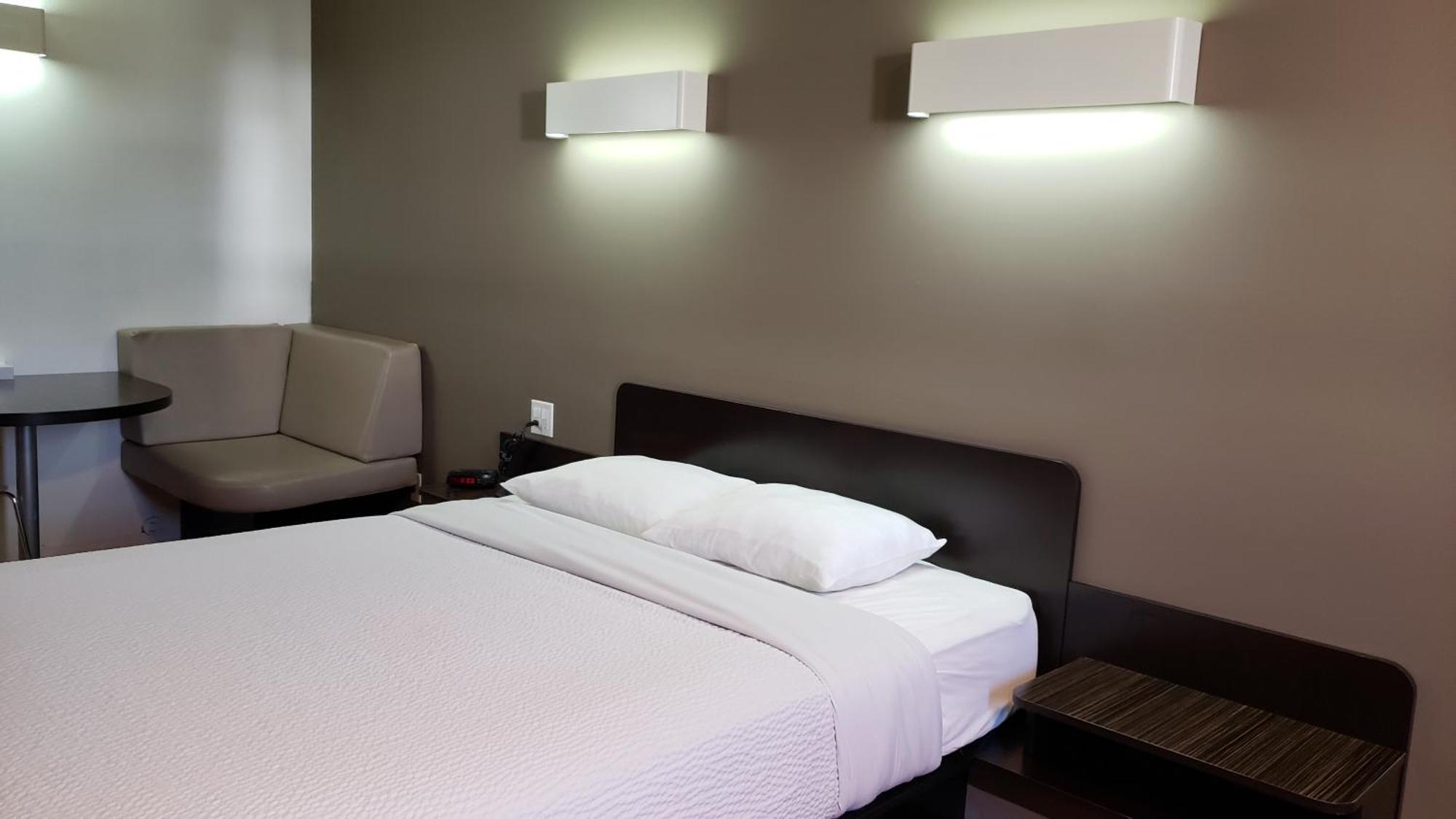 Joys Inn Innisfail, Ab Екстериор снимка