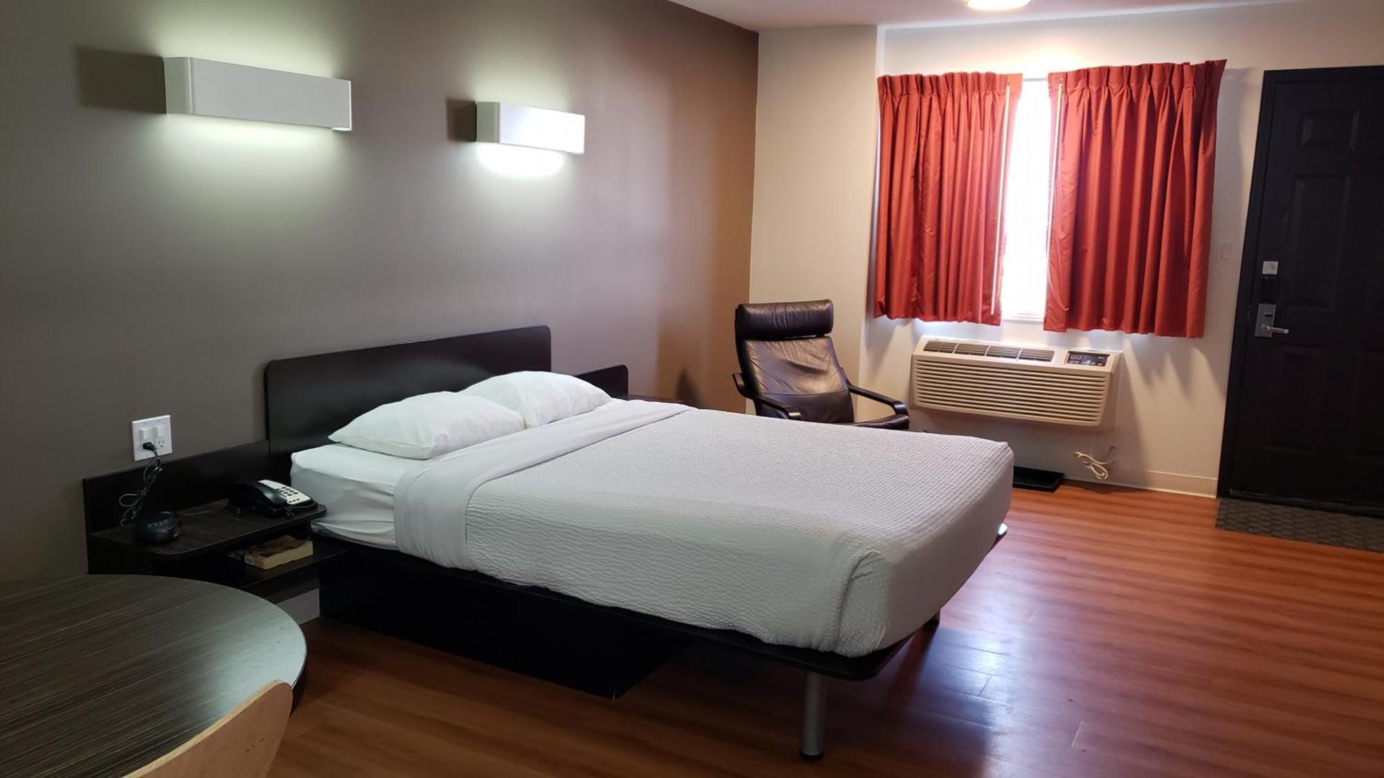 Joys Inn Innisfail, Ab Екстериор снимка