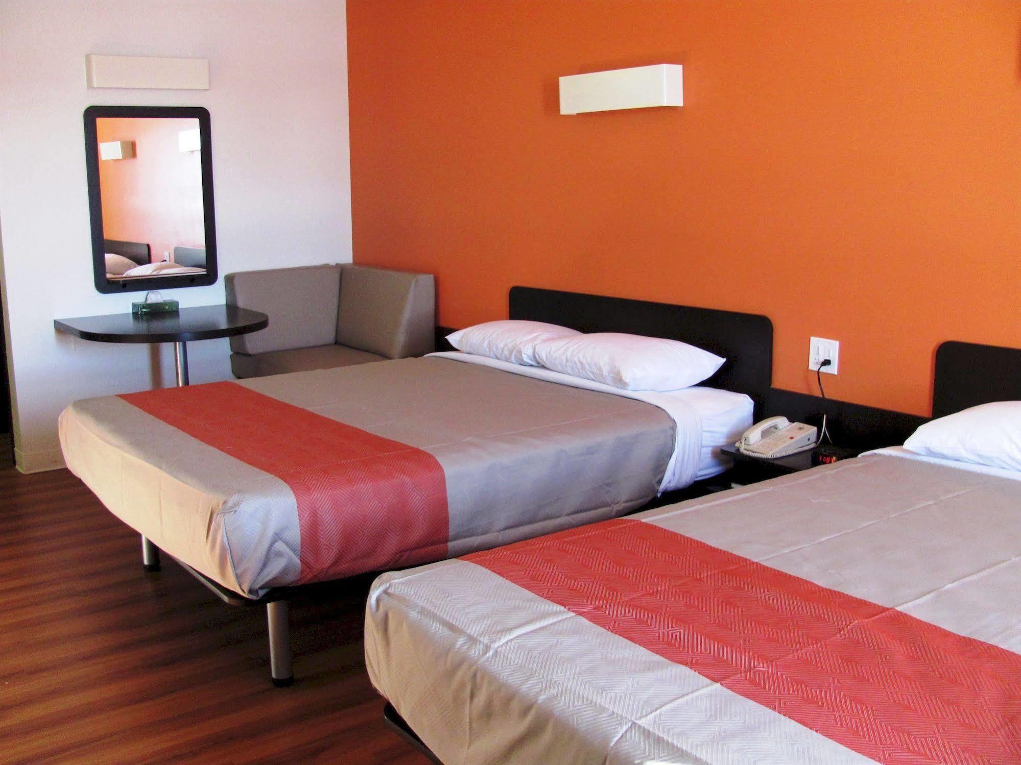 Joys Inn Innisfail, Ab Екстериор снимка